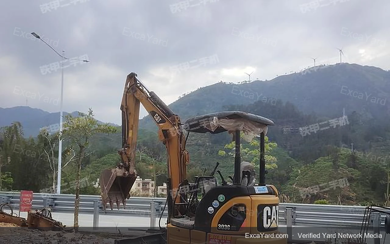 حفارة Cat 303CCR موديل 2007 بعداد 97 ألف ساعة درجة C