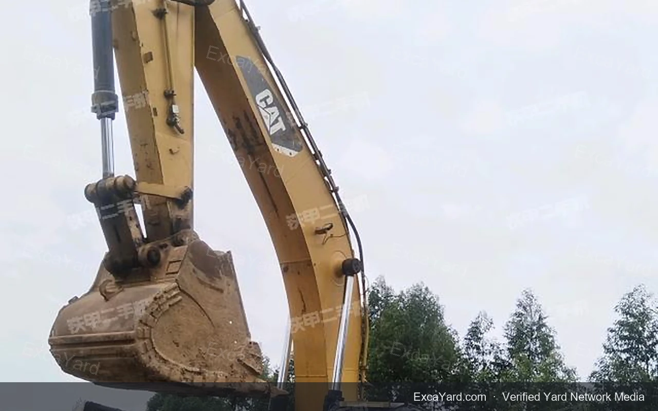 حفارة Cat 352 موديل 2022 بعدد 4,750 ساعة درجة A للتصدير
