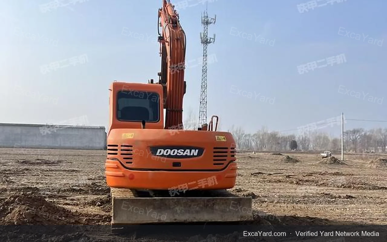 حفارة Doosan DH80G مستعملة موديل 2014 بعدد 5,682 ساعة درجة B للتصدير