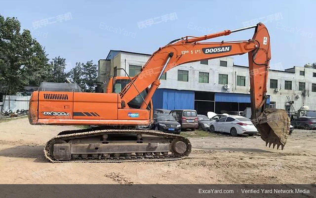 حفار Doosan DX260LC موديل 2014 وزن 26 طن 6800 ساعة درجة B للتصدير