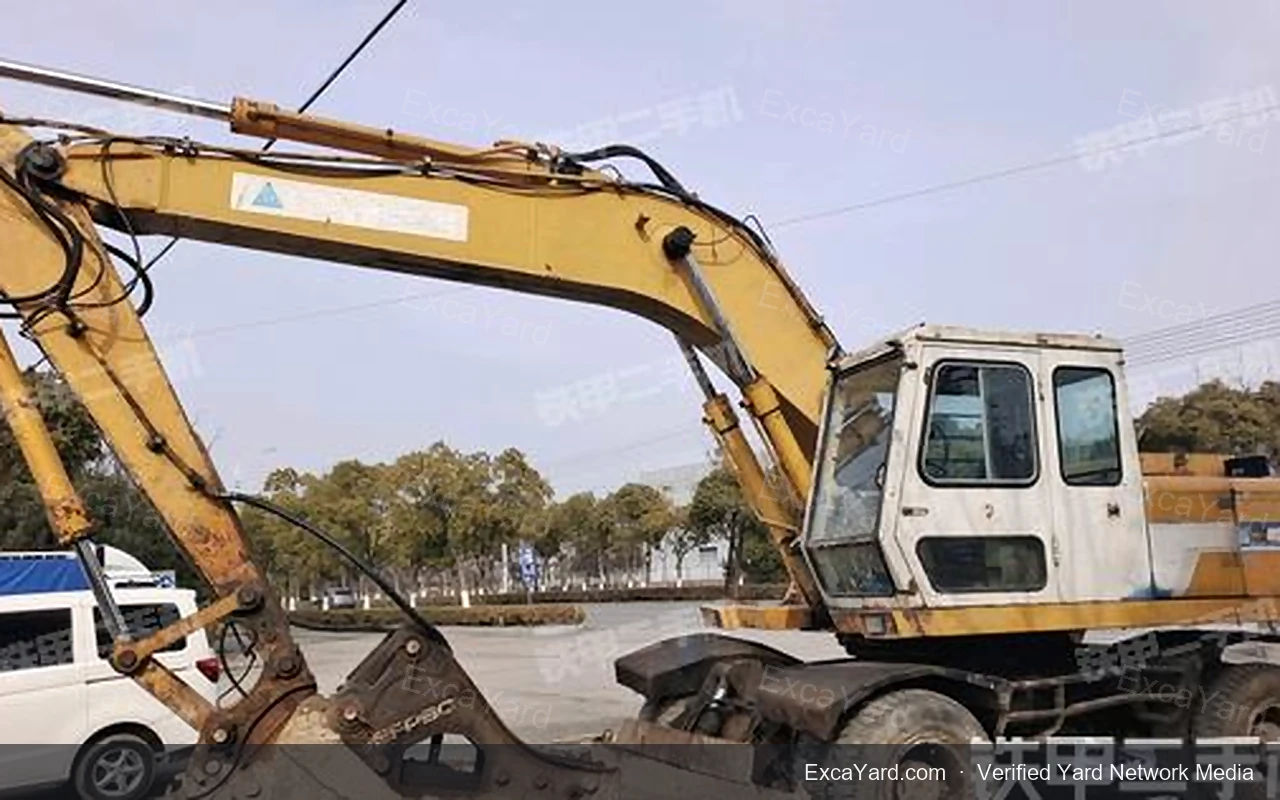 حفارة Hyundai R200W3 بعجلات موديل 2003 بعدد 4,907 ساعة درجة B