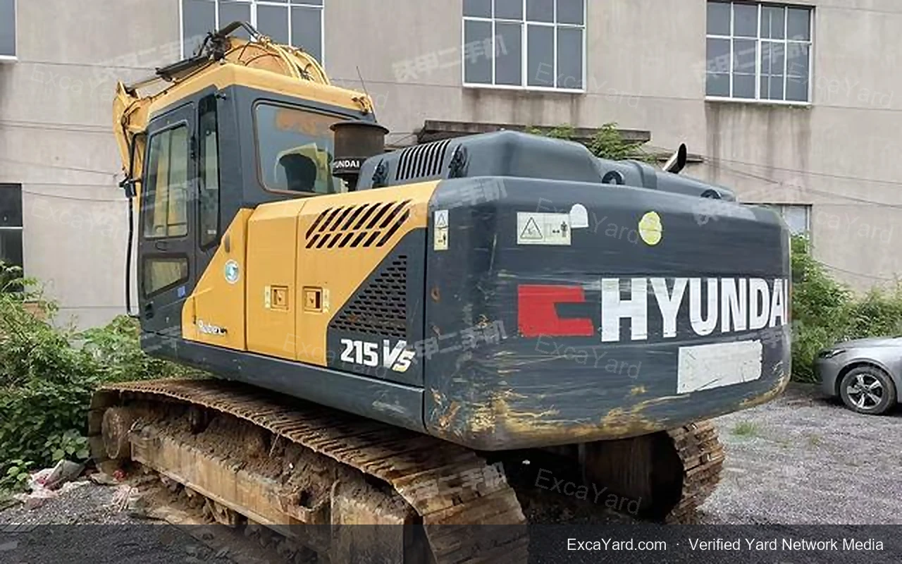 حفارة Hyundai R215VS موديل 2021 بعدد 7,600 ساعة درجة A للتصدير