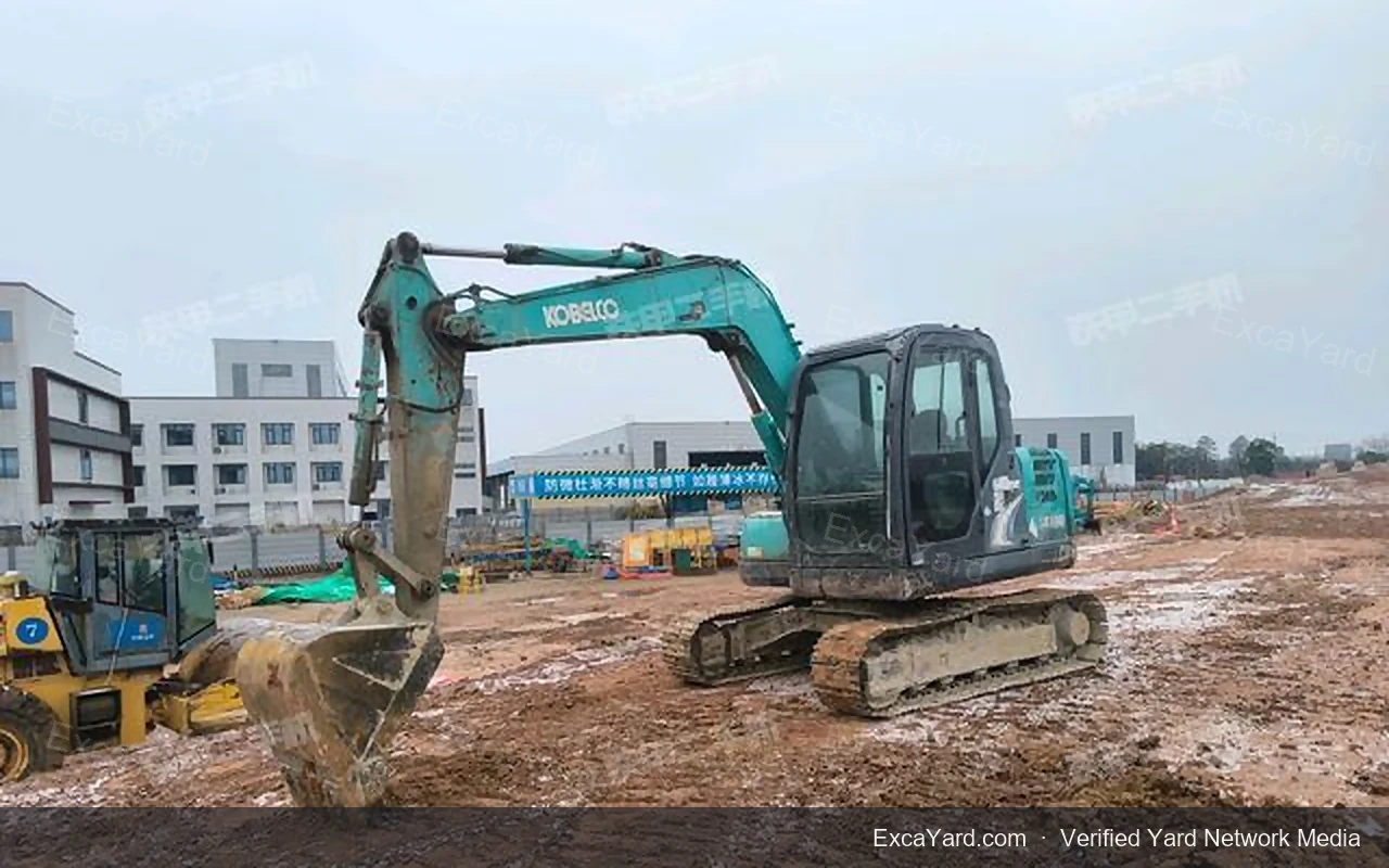حفارة كوبيلكو SK2006 مستعملة موديل 2002 بعدد ساعات 12000 درجة ثالثة للتصدير