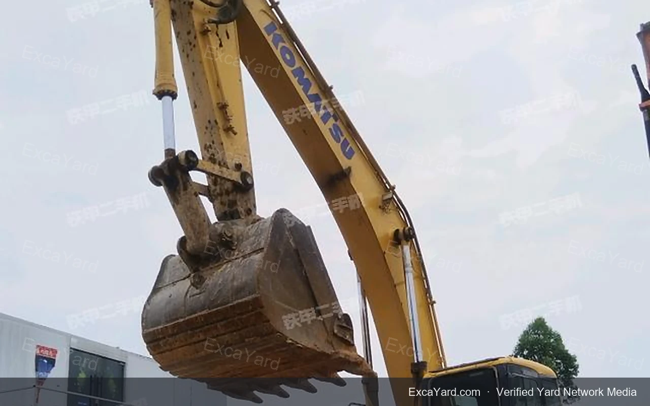 حفارة Komatsu PC200-8M0 موديل 2016 بعدد 6,600 ساعة درجة A