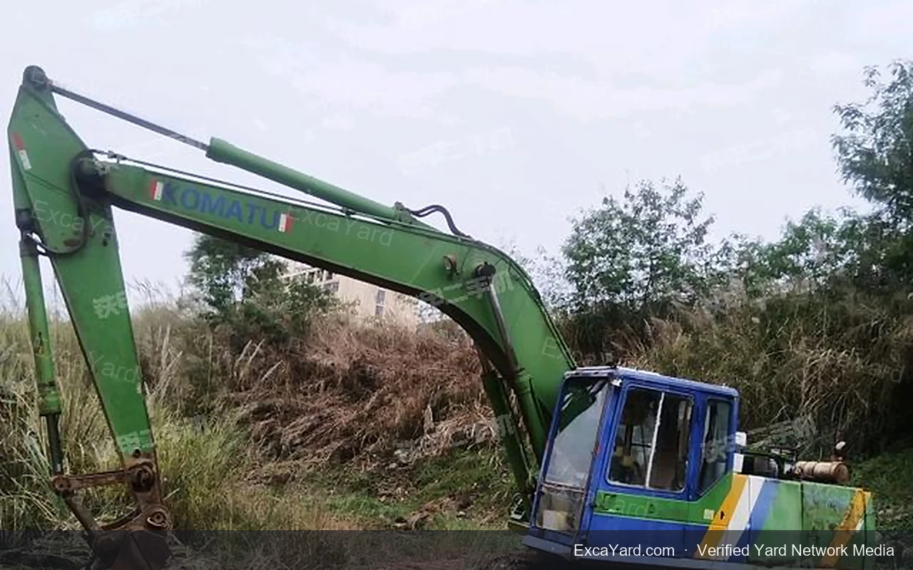 حفارة Komatsu PC220LC7 موديل 2007 بعدد ساعات 12,000 ساعة درجة C للتصدير