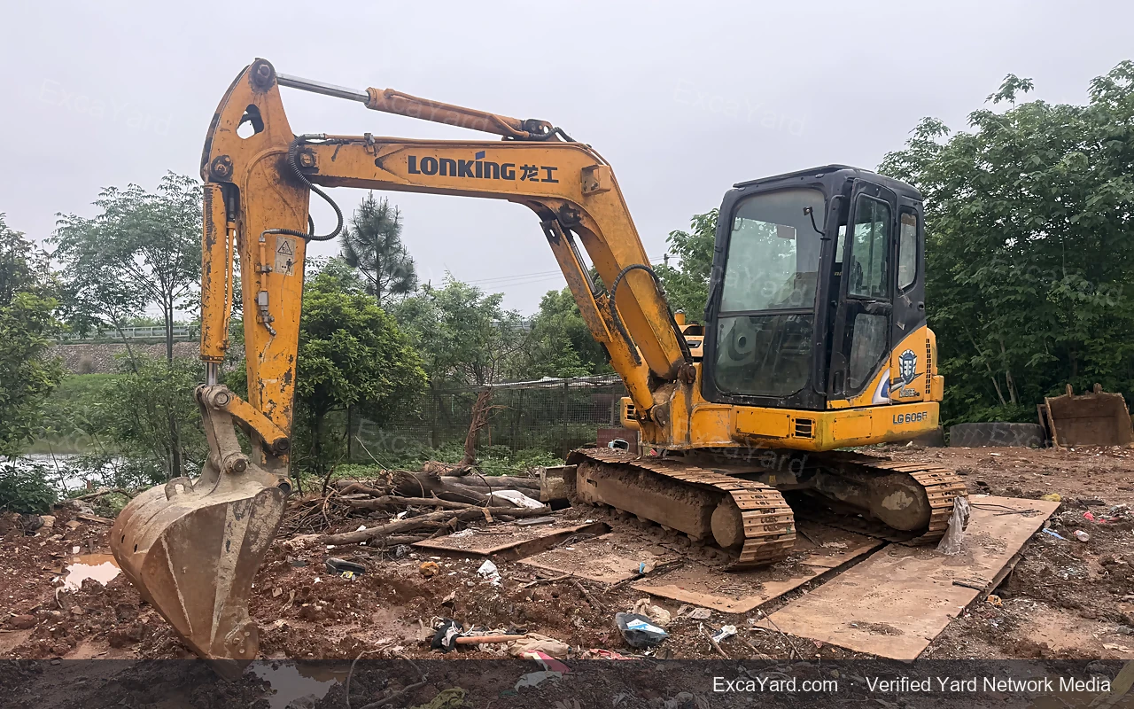Excavatrice Lonking CDM6060 d'occasion 2015 8000h Grade B pour export