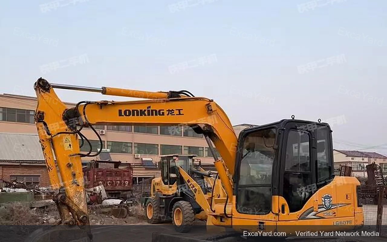 حفارة Lonking LG6075 موديل 2016 بوزن 60.75 طن درجة B للتصدير
