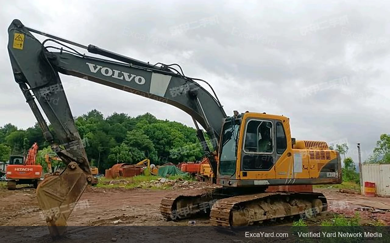 حفارة Volvo EC210B مستعملة موديل 2015 – درجة B، 10k ساعة