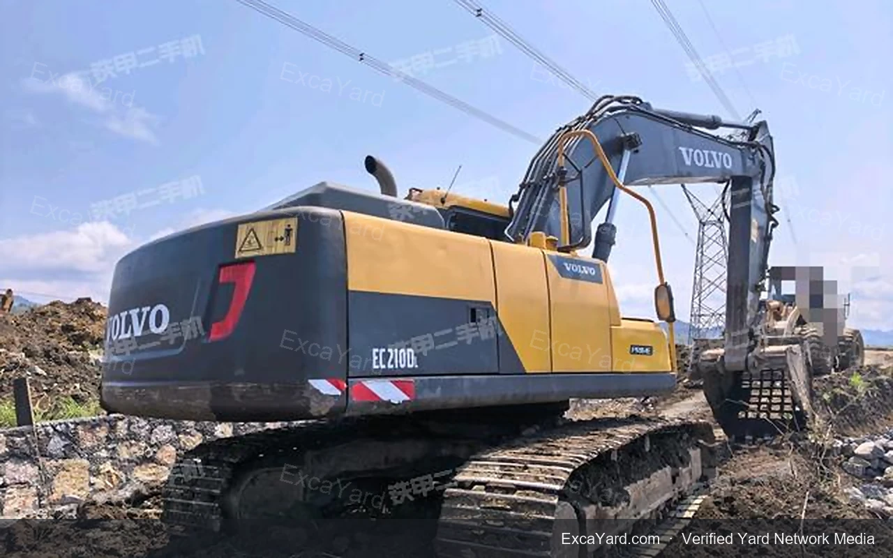 حفارة Volvo EC210D موديل 2019 بعداد 7,850 ساعة درجة A للتصدير
