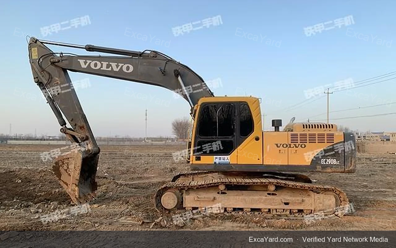 حفارة Volvo EC240CL موديل 2019 بعدد ساعات 5,200 درجة A للتصدير