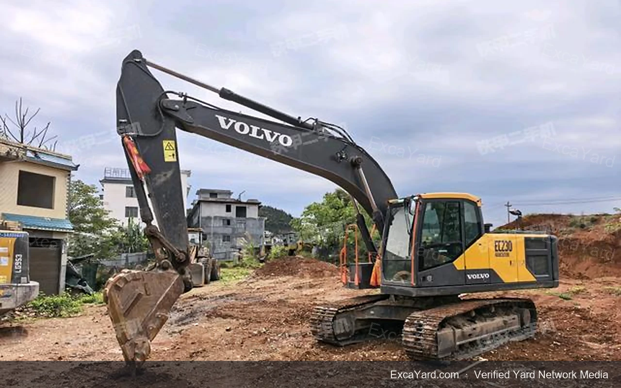 حفارة Volvo EC300DL موديل 2018 بعدد 6500 ساعة درجة A للتصدير