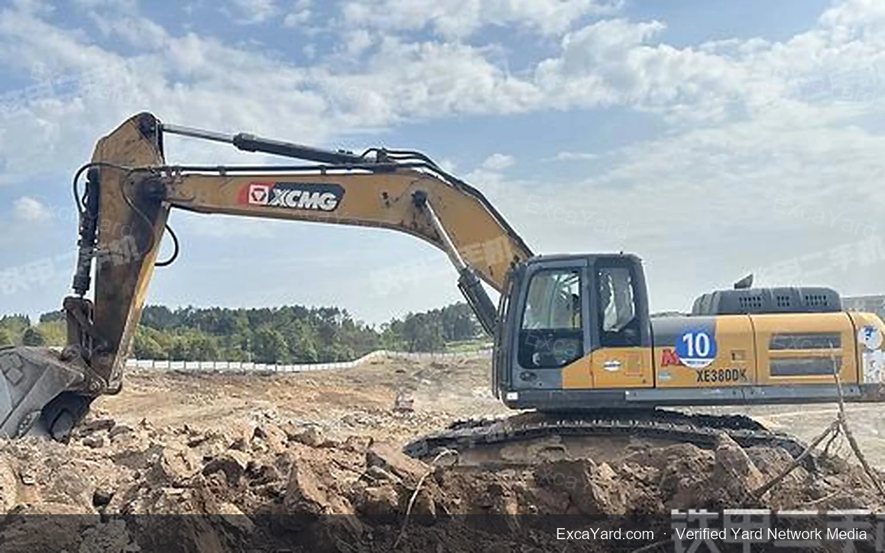 حفارة XCMG XE215D موديل 2016 بعدد 5,600 ساعة درجة A للتصدير