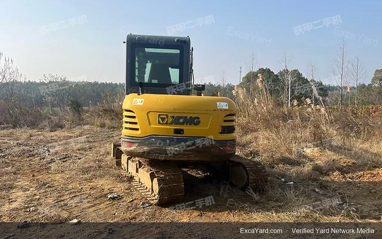 حفارة XCMG XE65DA موديل 2021 بعدد 5,863 ساعة درجة A للتصدير